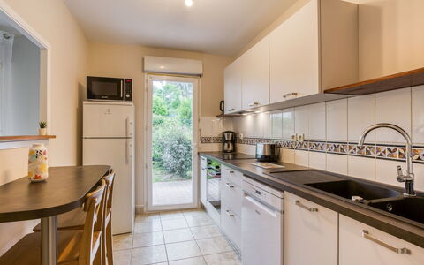 Tassigny: Comptoir, Cabinetry, Evier, Meubles, Fenêtre, Évier, Appareil De Cuisine, Cuisine, Bois, Cuisinière