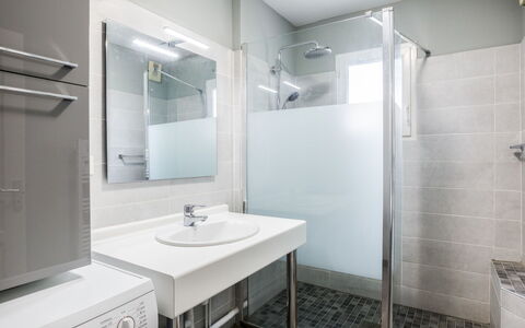 Tassigny: Miroir, Évier, Robinet, Luminaire Plomberie, Bâtiment, Propriété, Lavabo, Salle De Bains, Rectangle