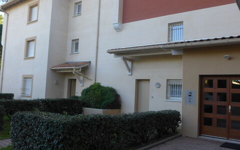 Tassigny: Plante, Bâtiment, Fenêtre, Architecture, Maison, Zone Résidentielle, Asphalte, Quartier, Surface De La Route