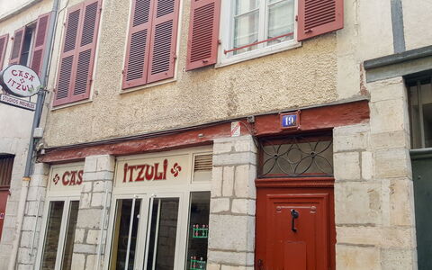 Casa Itzuli: Fenêtre, Propriété, Bâtiment, Porte, Quartier, Brique, Façade, Immobilier, Brickwork