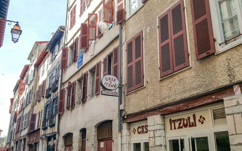 Casa Itzuli: Bâtiment, Ciel, Propriété, Fenêtre, Infrastructure, Quartier, Immobilier, Zone Résidentielle, Façade, Route