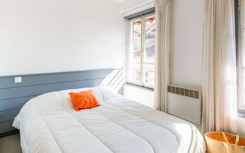 Casa Itzuli: Meubles, Fenêtre, Confort, Bâtiment, Cadre De Lit, Bleu Azur, Bois, Textile, Orange, Cabinetry