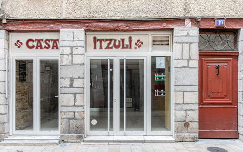 Casa Itzuli: Propriété, Porte, Architecture, Façade, Police De Caractère, Composite, Bois, Accueil Porte, Rue