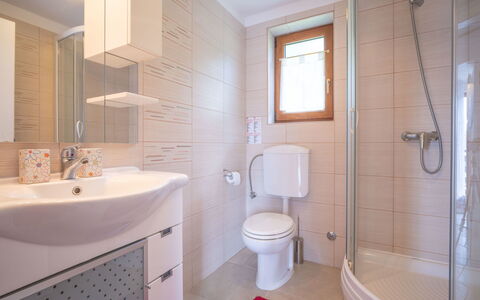 Lady Lavender: Marron, Miroir, Robinet, Luminaire Plomberie, Propriété, Photographier, Évier, Bâtiment, Lavabo, Salle De Bains