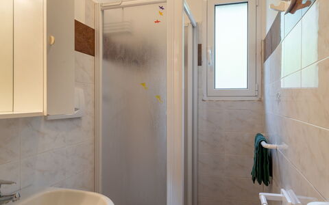 Ludovica: Propriété, Luminaire Plomberie, Salle De Bains, Fenêtre, Douche, Robinet, Design Intérieur, Bâtiment, Maison