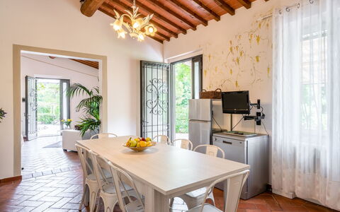 Villa Lavinia: Pièce, Propriété, Meubles, Bâtiment, Design Intérieur, Plafond, Sol, Maison, Salle À Manger, Table