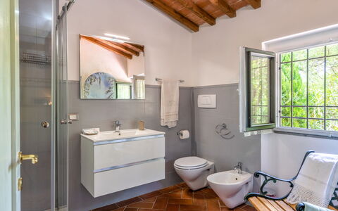 Villa Lavinia: Miroir, Luminaire Plomberie, Robinet, Propriété, Évier, Armoire De Toilette, Salle De Bains, Fenêtre, Violet, Bois