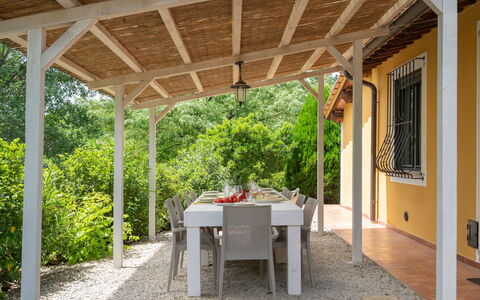 Villa Lavinia: Table, Plante, Propriété, Bâtiment, Ombre, Porche, Mobilier De Jardin, Arbre, Bois, Fenêtre