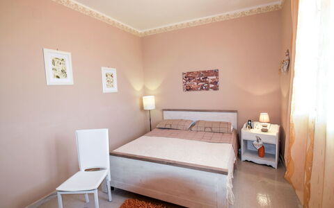 White Pool: Meubles, Pièce, Lit, Propriété, Chambre, Plafond, Design Intérieur, Drap De Lit, Cadre De Lit, Literie