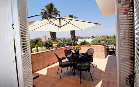 White Pool: Propriété, Bâtiment, Immobilier, Maison, Pièce, Patio, Appartement, Ombre, Meubles, Domicile