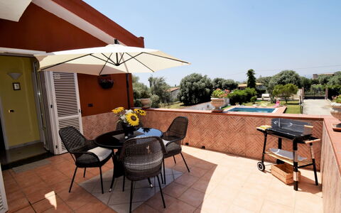 White Pool: Propriété, Immobilier, Patio, Bâtiment, Maison, Pièce, Arrière-Cour, Domicile, Meubles, Toit