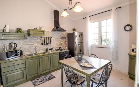 White Pool: Propriété, Pièce, Comptoir, Meubles, Cuisine, Design Intérieur, Bâtiment, Maison, Domicile, Cabinetry