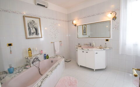 White Pool: Salle De Bains, Pièce, Propriété, Design Intérieur, Bâtiment, Baignoire, Immobilier, Meubles, Sol, Maison