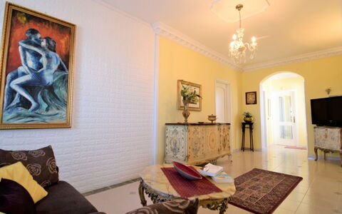 White Pool: Cadre, Propriété, Meubles, Bois, Canapé, Salon, Design Intérieur, Table, Confort, Bâtiment