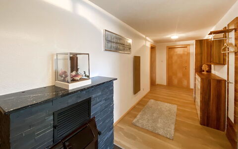 Margret: Propriété, Bois, Cabinetry, Design Intérieur, Tache De Bois, Salon, Sol, Sol, Salle, Foyer