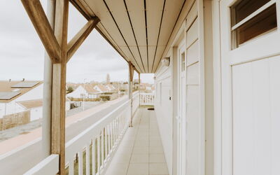 Bredene 310: Fenêtre, Bois, Bâtiment, Ombre, Sol, Dur, Façade, Faisceau, Plafond, Salle