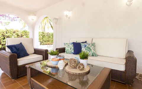 Villa Esplai: Salon, Pièce, Meubles, Design Intérieur, Propriété, Table Basse, Table, Bâtiment, Immobilier, Maison