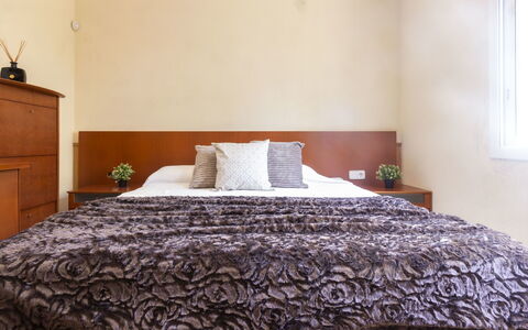 Villa Esplai: Chambre, Lit, Drap De Lit, Meubles, Literie, Pièce, Propriété, Cadre De Lit, Housse De Couette, Mur
