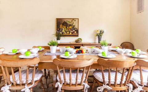 Villa Esplai: Pièce, Meubles, Salle À Manger, Table, Chaise, Jaune, Design Intérieur, Table Cuisine Et Salle A Manger, Bâtiment, Maison