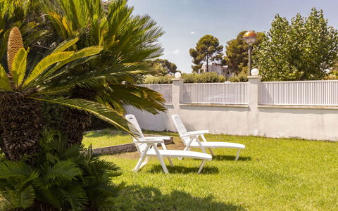 Villa Esplai: Propriété, Arbre, Herbe, Arrière-Cour, Meubles, Mobilier De Jardin, Pelouse, Jardin, Cour, Maison