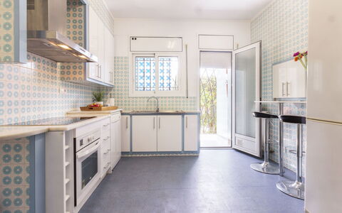 Villa Esplai: Cabinetry, Propriété, Meubles, Evier, Bâtiment, Comptoir, Évier, Fenêtre, Cuisine, Cuisinière