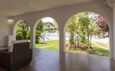 Villa Esplai: Plante, Bâtiment, Ombre, Sol, Immobilier, Teintes Et Ombres, Arbre, Plafond, Herbe