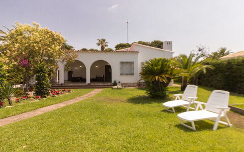 Villa Esplai: Propriété, Maison, Domicile, Bâtiment, Immobilier, Pelouse, Lot Terre, Herbe, Arrière-Cour, Cour