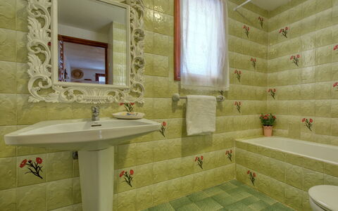 Florencia: Salle De Bains, Propriété, Pièce, Tuile, Vert, Mur, Design Intérieur, Sol, Robinet, Baignoire