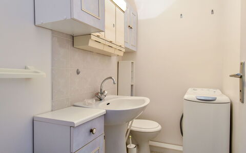 Les Chatelaines: Miroir, Évier, Luminaire Plomberie, Robinet, Propriété, Lavabo, Violet, Salle De Bains, Design Intérieur