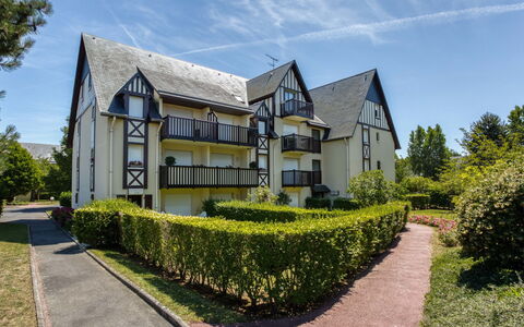 Les Chatelaines: Ciel, Plante, Nuage, Bâtiment, Propriété, Fenêtre, Arbre, Maison, Lot Terre, Herbe