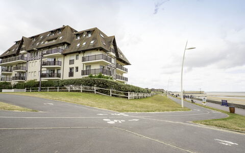 Cabourg 310: Nuage, Ciel, Bâtiment, Plante, Éclairage Public, Fenêtre, Éclairage, Asphalte, Lot Terre, Maison