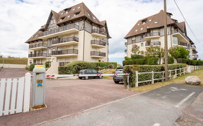 Cabourg 310: Ciel, Nuage, Bâtiment, Propriété, Fenêtre, Plante, Maison, Architecture, Voiture, Design Urbain