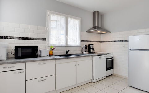 Maison de Kerfilly: Pièce, Cuisine, Cabinetry, Blanc, Propriété, Comptoir, Meubles, Design Intérieur, Cuisinière, Bâtiment