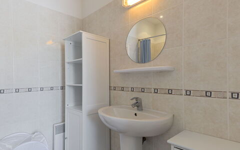 Maison de Kerfilly: Salle De Bains, Propriété, Pièce, Tuile, Robinet, Design Intérieur, Luminaire Plomberie, Architecture, Mur, Lavabo