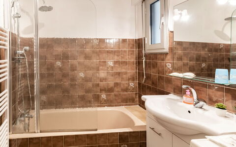 Capbreton 105: Marron, Luminaire Plomberie, Baignoire, Robinet, Propriété, Miroir, Évier, Tete De Douche, Bâtiment, Salle De Bains