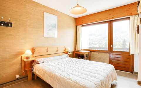Le Sarto: Chambre, Lit, Meubles, Pièce, Plafond, Propriété, Design Intérieur, Drap De Lit, Cadre De Lit, Sol