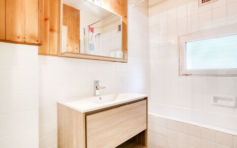 Le Sarto: Propriété, Salle De Bains, Pièce, Design Intérieur, Tuile, Meubles, Architecture, Bâtiment, Maison, Mur