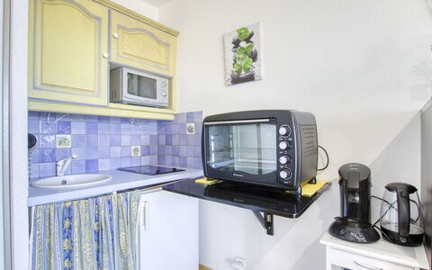 Vanille: Cabinetry, Comptoir, Bâtiment, Design Intérieur, Évier, Cuisine, Sol, Électroménager, Sol, Appareil De Cuisine