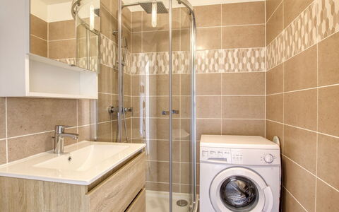 Vanille: Buanderie, Machine À Laver, Sécheuse, Propriété, Robinet, Luminaire Plomberie, Miroir, Évier, Lavabo