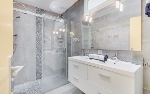 La Colle du Turc: Salle De Bains, Propriété, Pièce, Design Intérieur, Tuile, Immobilier, Bâtiment, Architecture, Plafond, Meubles