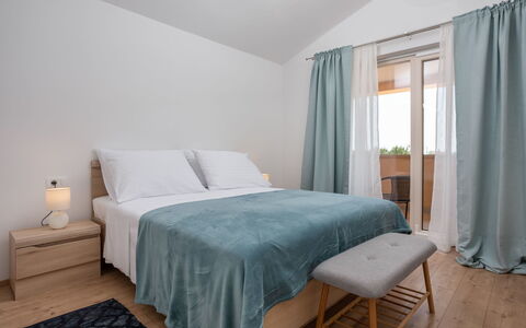 Flori: Chambre, Meubles, Lit, Pièce, Propriété, Drap De Lit, Cadre De Lit, Design Intérieur, Sol, Literie