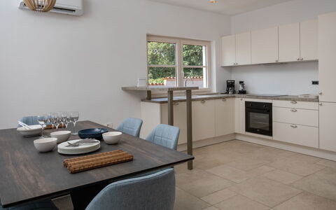 Flori: Pièce, Propriété, Meubles, Comptoir, Cuisine, Design Intérieur, Bâtiment, Cabinetry, Sol, Immobilier
