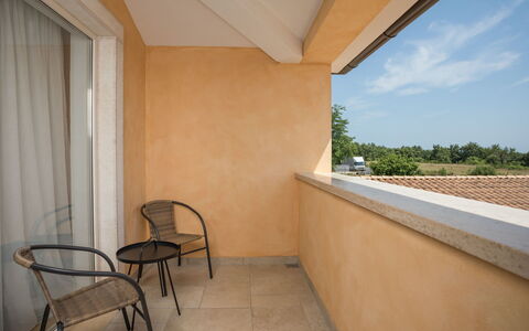 Flori: Propriété, Pièce, Bâtiment, Immobilier, Maison, Architecture, Sol, Mur, Design Intérieur, Balcon