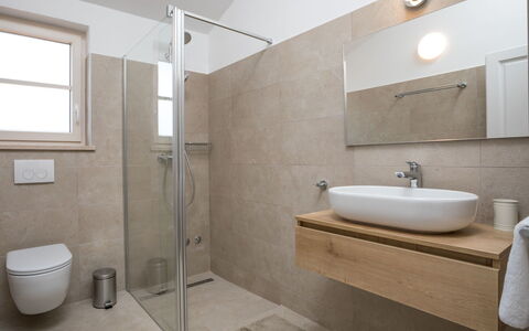 Flori: Salle De Bains, Propriété, Pièce, Robinet, Tuile, Design Intérieur, Luminaire Plomberie, Sol, Mur, Architecture