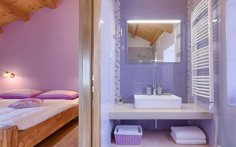 Mala Mare: Miroir, Propriété, Robinet, Évier, Luminaire Plomberie, Violet, Bâtiment, Salle De Bains, Bois, Design Intérieur
