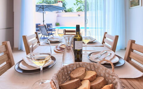 Mala Mare: Table, Vaisselle, Meubles, Aliments, Chaise, Vaisselle, Plante, Bouteille, Bois, Fenêtre
