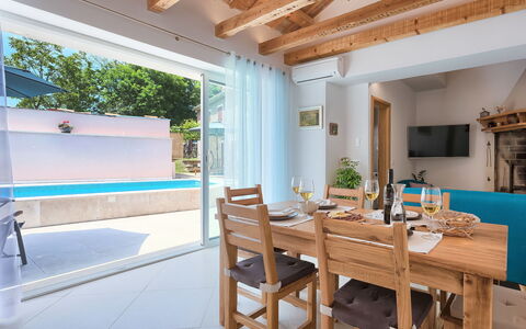 Mala Mare: Meubles, Table, Bois, Architecture, Design Intérieur, Sol, Porche, Sol, Ombre, Mur