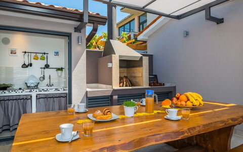 A.r.t.: Table, Meubles, Vaisselle, Aliments, Orange, Bois, Éclairage, Bâtiment, Cuisine, Design Intérieur