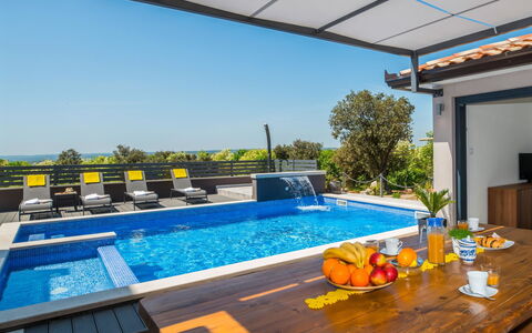A.r.t.: L'Eau, Table, Meubles, Ciel, Piscine, Chaise, Canapé, Plante, Fenêtre, Ombre