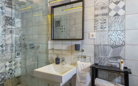 A.r.t.: Miroir, Robinet, Luminaire Plomberie, Évier, Lavabo, Propriété, Salle De Bains, Design Intérieur, Bâtiment, Architecture